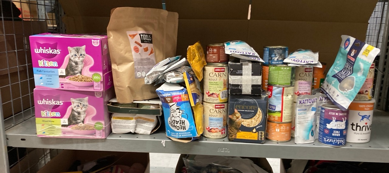 Lot 157  
            Edinburgh SR33 - Delivery Only 

                
QUANTITY OF PET PRODUCTS ITEMS TO INCLUDE SKIPPER'S FISH SKIN JERKY FINGERS - GEN...