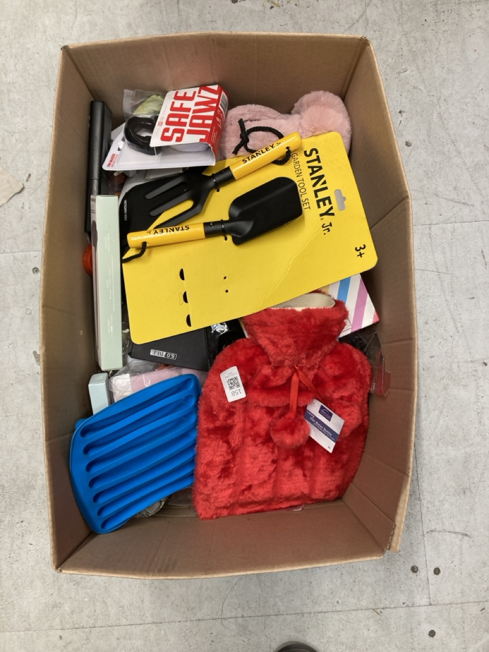 Lot 158  
            Edinburgh SR33 - Delivery Only 

                
QUANTITY OF ITEMS TO INCLUDE GIFTMAKER 20 CO-ORDINATING FOILED GIFT TAGS : LOCATI...