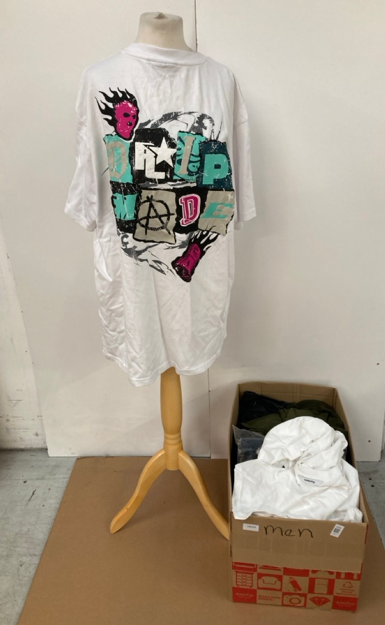 Lot 159  
            Edinburgh SR33 - Delivery Only 

                
QUANTITY OF CLOTHING & APPAREL ITEMS TO INCLUDE MENS TARTAN BUTTON UP FLEECE SIZE...