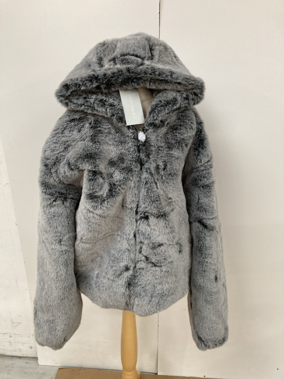 Lot 164  
            Edinburgh SR33 - Delivery Only 

                
CERNUCCI GREY HOODED FUR JACKET SIZE M: LOCATION - B