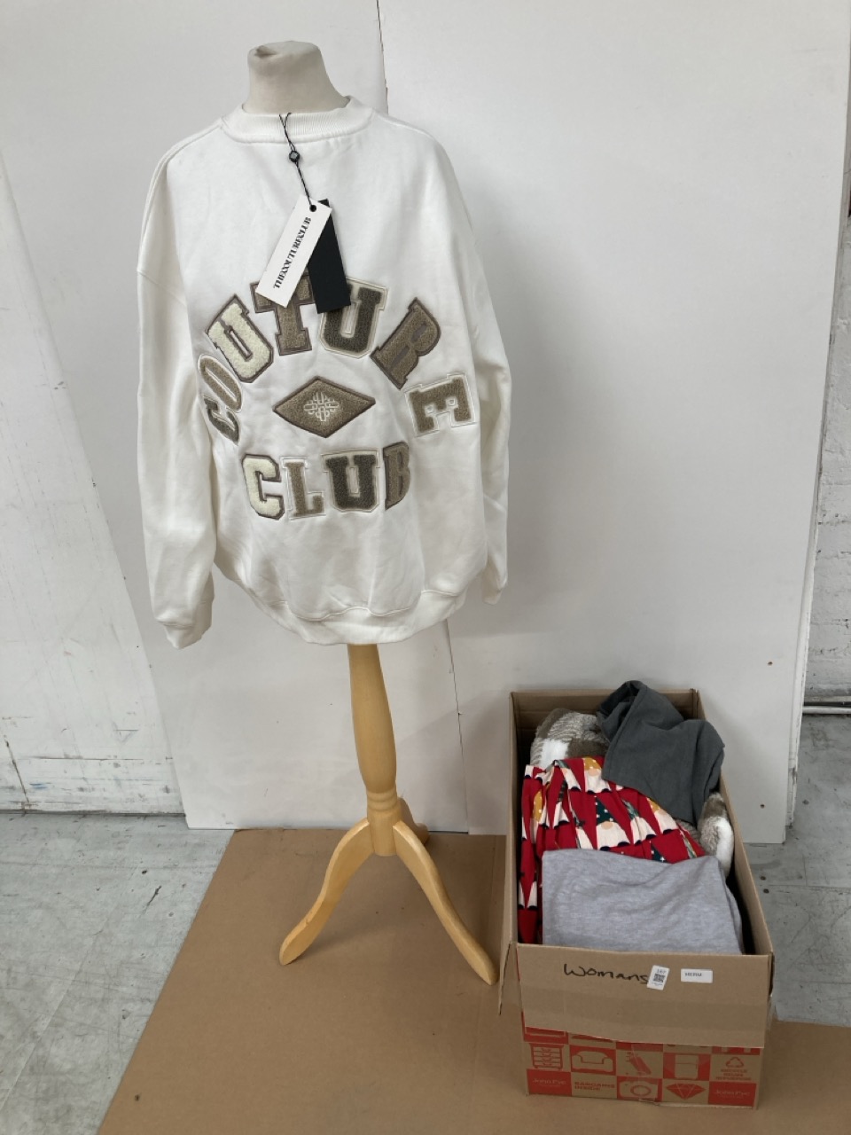 Lot 167  
            Edinburgh SR33 - Delivery Only 

                
QUANTITY OF CLOTHING & APPAREL ITEMS TO INCLUDE WOMENS COUTURE CLUB CREAM JUMPER ...