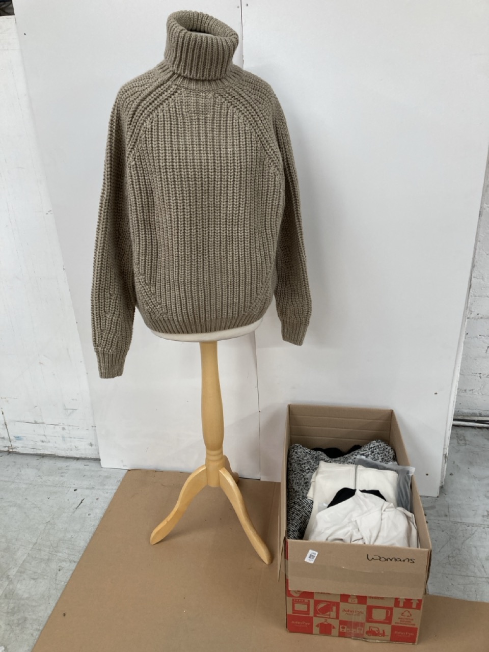 Lot 168  
            Edinburgh SR33 - Delivery Only 

                
QUANTITY OF CLOTHING & APPAREL ITEMS TO INCLUDE WOMENS CREAM MODAL BLEND TRACK JU...