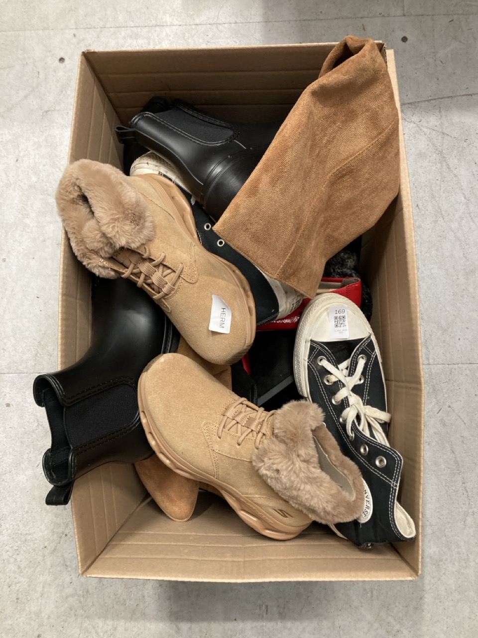 Lot 169  
            Edinburgh SR33 - Delivery Only 

                
QUANTITY OF CLOTHING & APPAREL ITEMS TO INCLUDE CONVERSE ALL STAR TRAINERS SIZE 7...