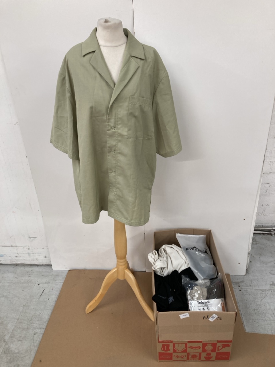 Lot 170  
            Edinburgh SR33 - Delivery Only 

                
QUANTITY OF CLOTHING & APPAREL ITEMS TO INCLUDE MENS TARTAN BUTTON UP FLEECE SIZE...