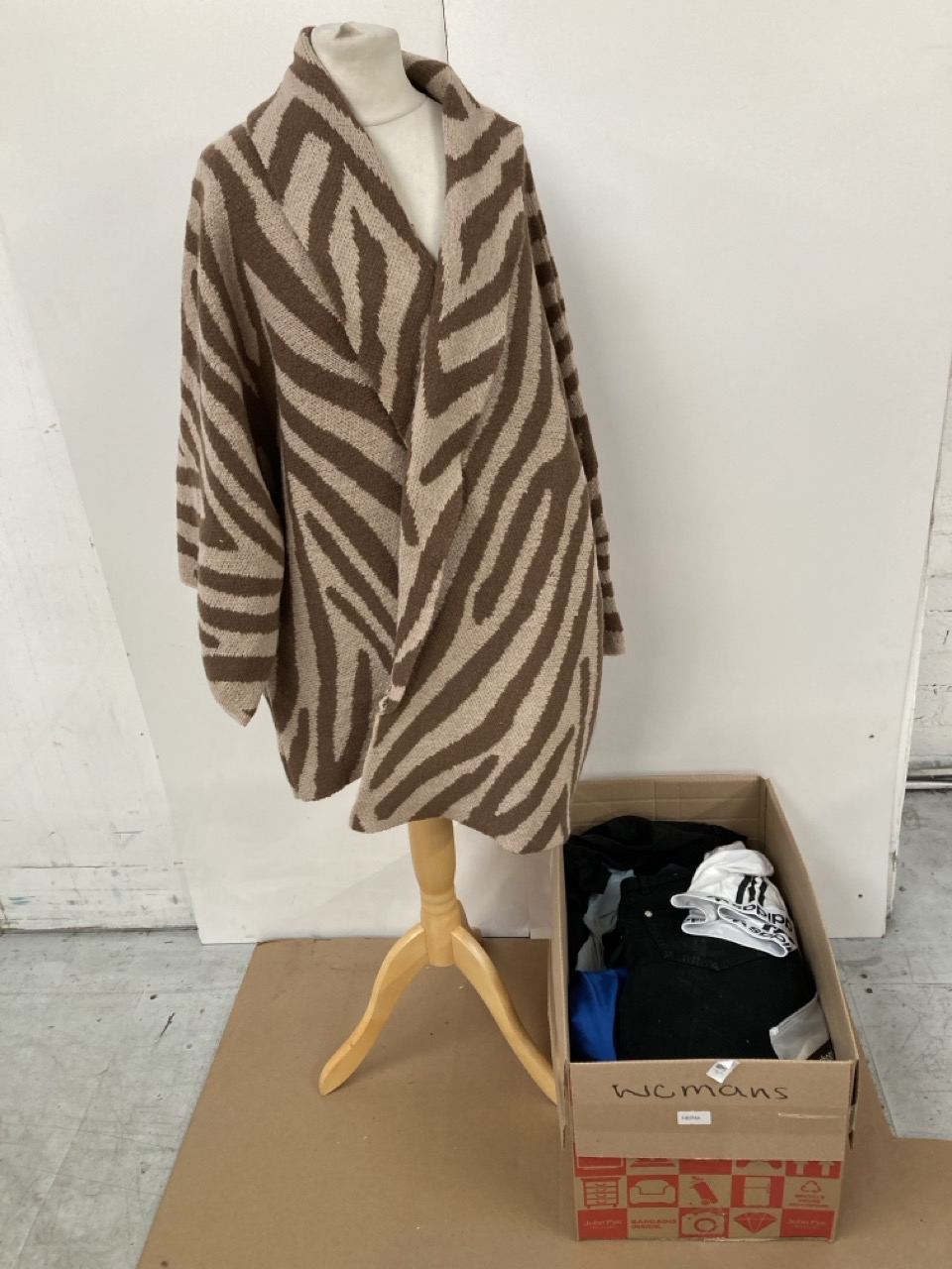 Lot 171  
            Edinburgh SR33 - Delivery Only 

                
QUANTITY OF CLOTHING & APPAREL ITEMS TO INCLUDE WOMENS MONSOON BLUE DRESS SIZE 12...