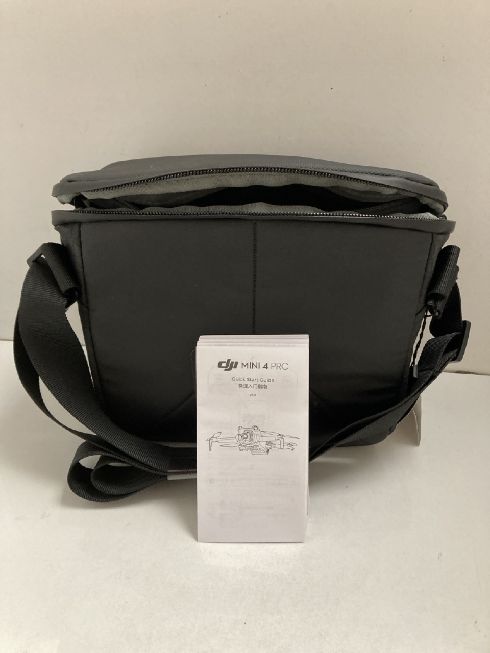 Lot 172  
            Edinburgh SR33 - Delivery Only 

                
DJI HEADSET FOR DRONE + DJI CARRY BAG: LOCATION - C