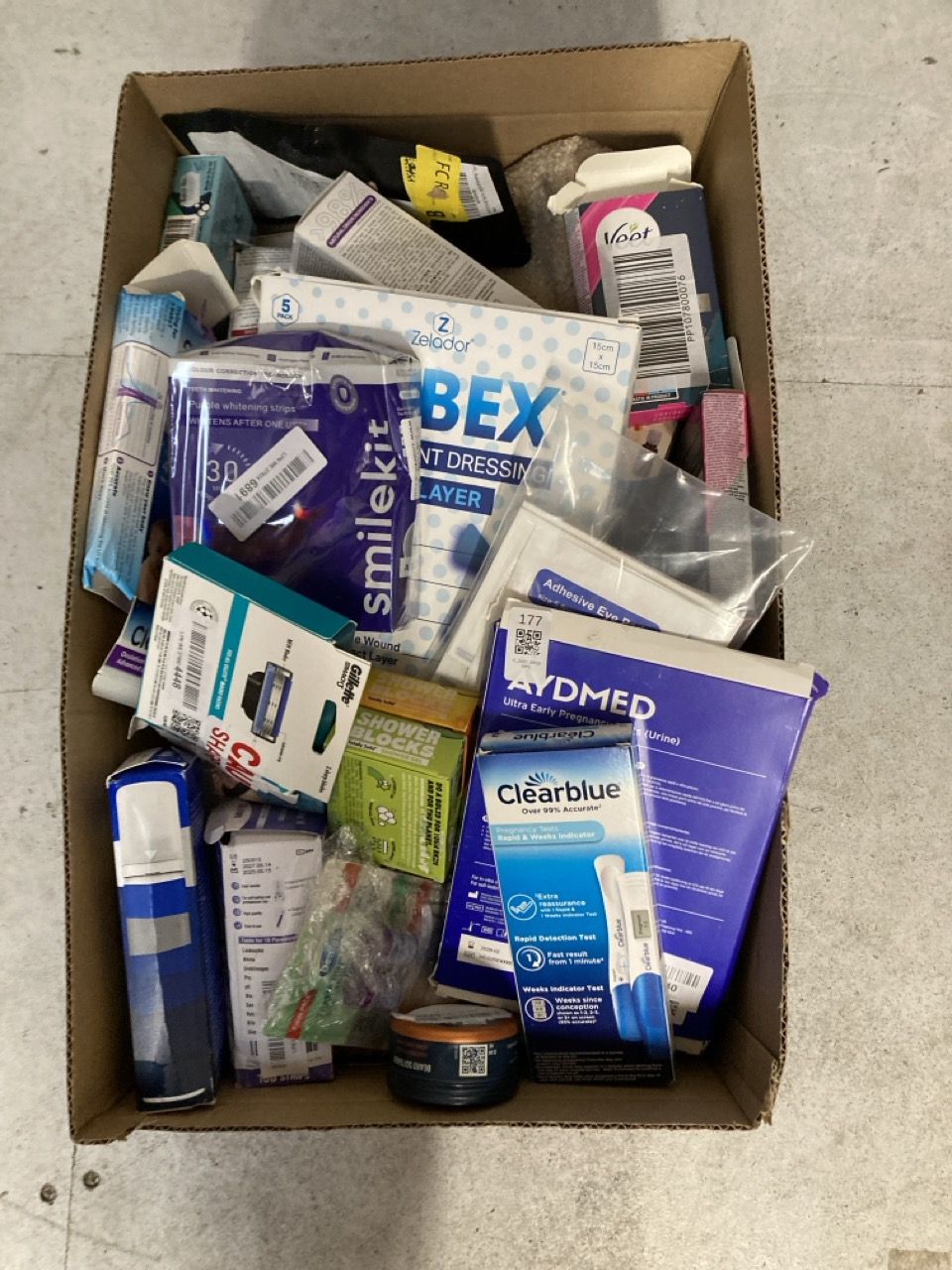 Lot 177  
            Edinburgh SR33 - Delivery Only 

                
QUANTITY OF HEALTH & BEAUTY ITEMS TO INCLUDE BOSTON KING C GILLETTE BEARD SOFTENE...