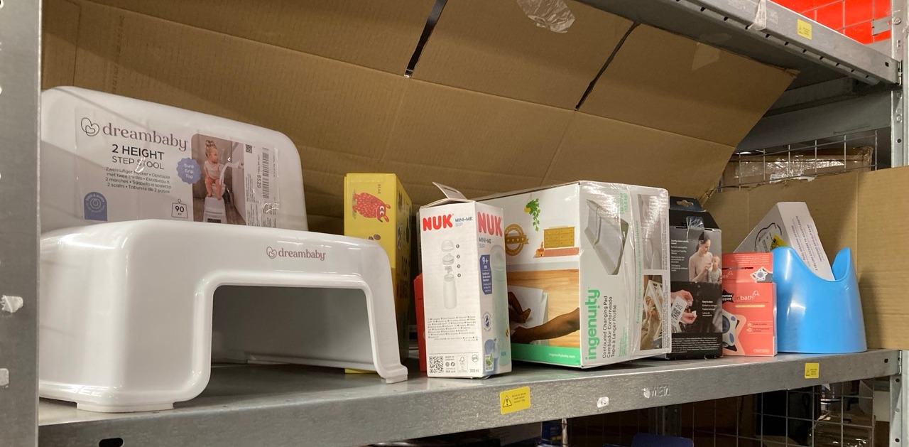 Lot 202  
            Edinburgh SR33 - Delivery Only 

                
QUANTITY OF BABY & TODDLER ITEMS TO INCLUDE INGENUITY CONTOURED BABY CHANGING MAT...