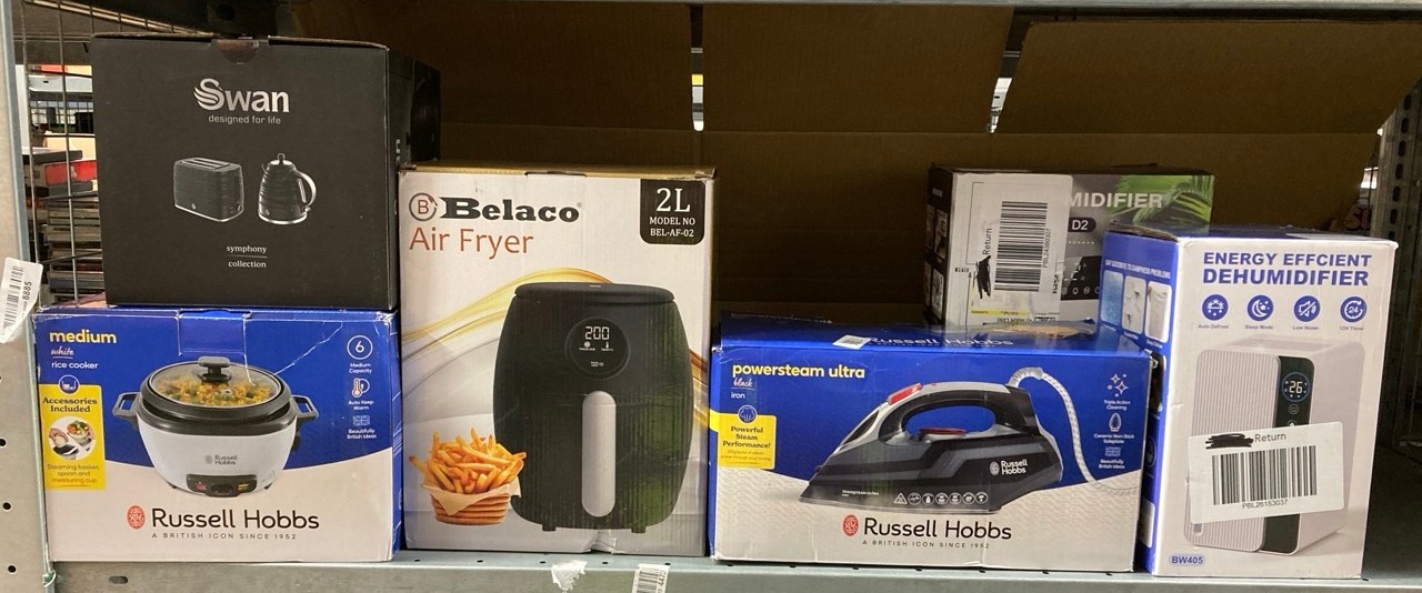 Lot 204  
            Edinburgh SR33 - Delivery Only 

                
QUANTITY OF KITCHEN & APPLIANCES ITEMS TO INCLUDE BELACO AIR FRYER, 2L DIGITAL DI...