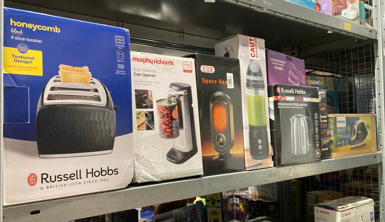 Lot 211  
            Edinburgh SR33 - Delivery Only 

                
QUANTITY OF KITCHEN & APPLIANCES ITEMS TO INCLUDE RUSSELL HOBBS FOOD COLLECTION E...