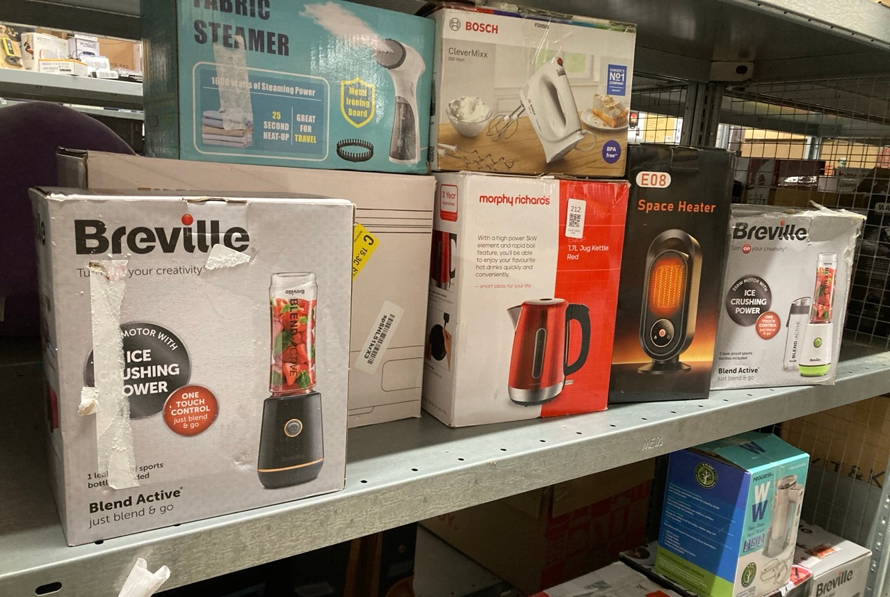 Lot 212  
            Edinburgh SR33 - Delivery Only 

                
QUANTITY OF KITCHEN & APPLIANCES ITEMS TO INCLUDE BREVILLE BLEND ACTIVE PERSONAL ...