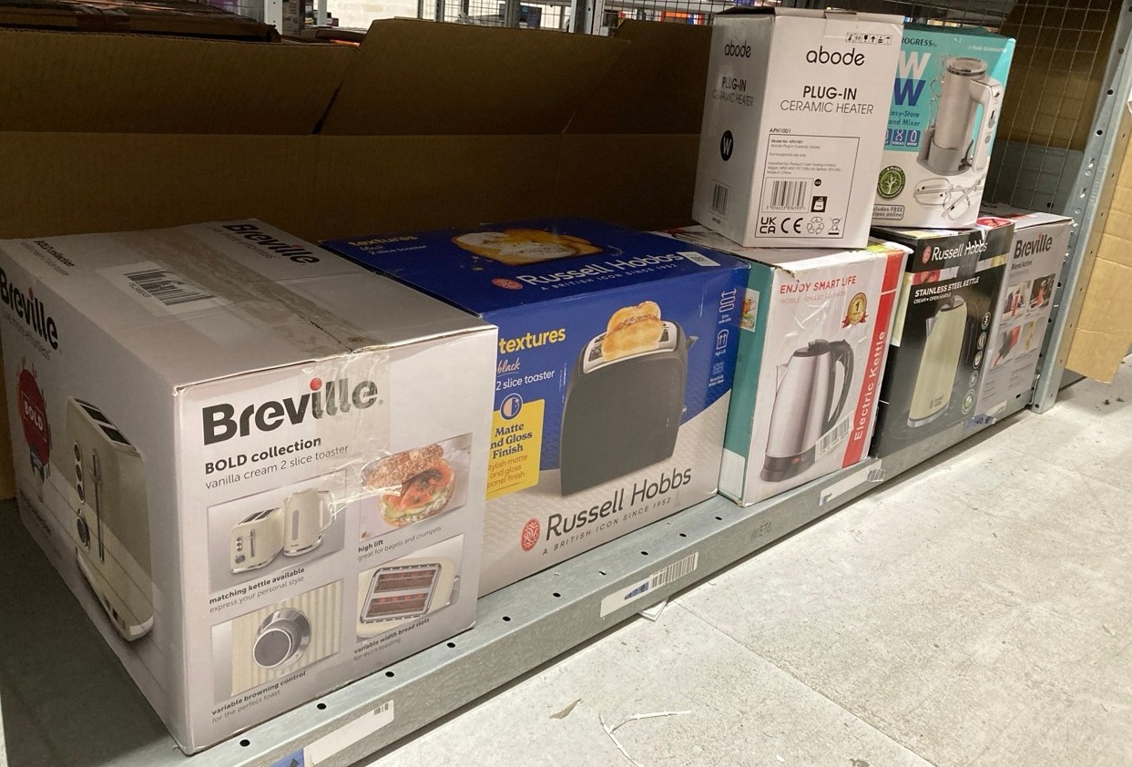 Lot 213  
            Edinburgh SR33 - Delivery Only 

                
QUANTITY OF KITCHEN & APPLIANCES ITEMS TO INCLUDE BREVILLE BOLD 2 SLICE TOASTER W...
