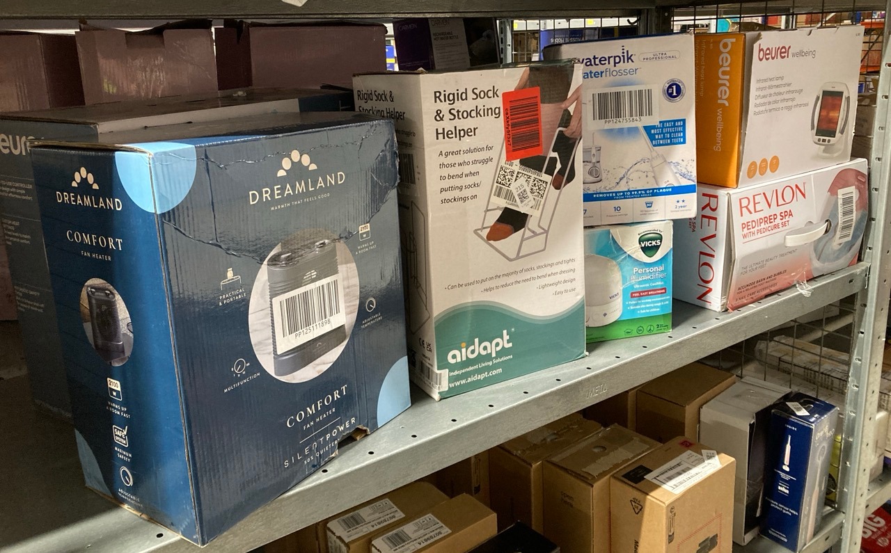 Lot 215  
            Edinburgh SR33 - Delivery Only 

                
QUANTITY OF HEALTH & BEAUTY ITEMS TO INCLUDE DREAMLAND SILENT POWER COMFORT PORTA...