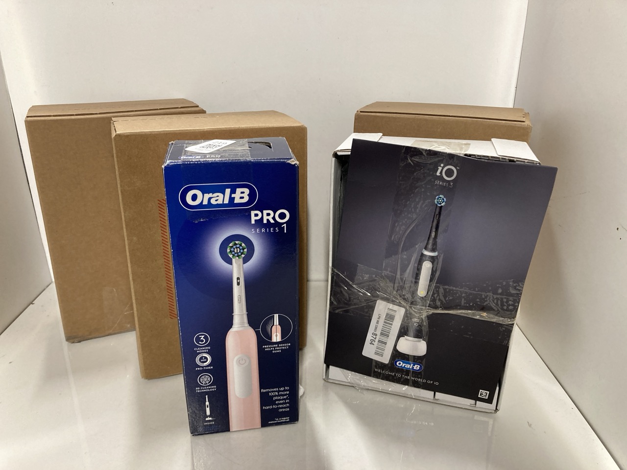 Lot 219  
            Edinburgh SR33 - Delivery Only 

                
QUANTITY OF HEALTH & BEAUTY ITEMS TO INCLUDE ORAL-B PRO 1 ELECTRIC TOOTHBRUSH FOR...