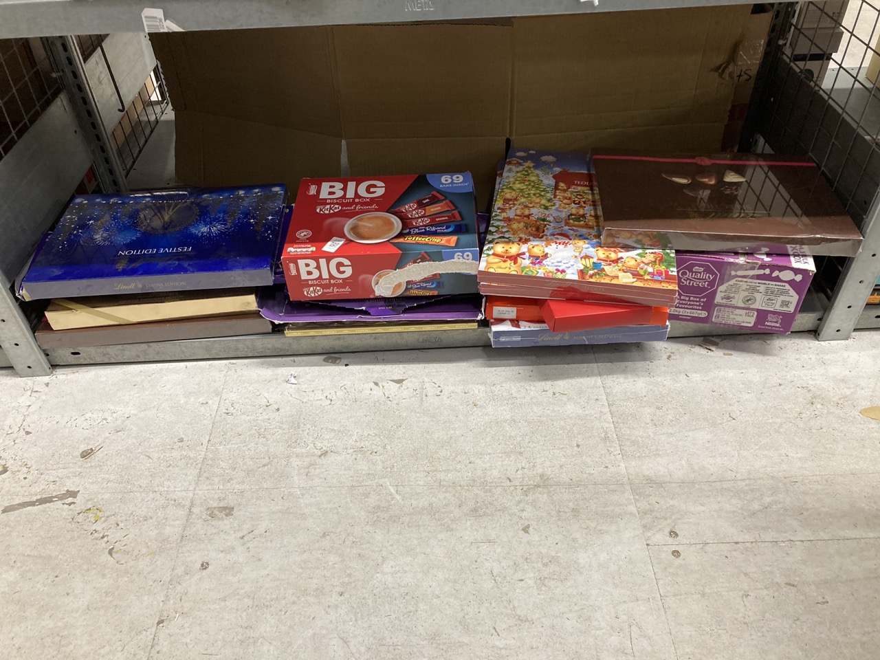 Lot 230  
            Edinburgh SR33 - Delivery Only 

                
QUANTITY OF FOOD & DRINK ITEMS TO INCLUDE LINDT FESTIVE EDITION CHRISTMAS SHARING...