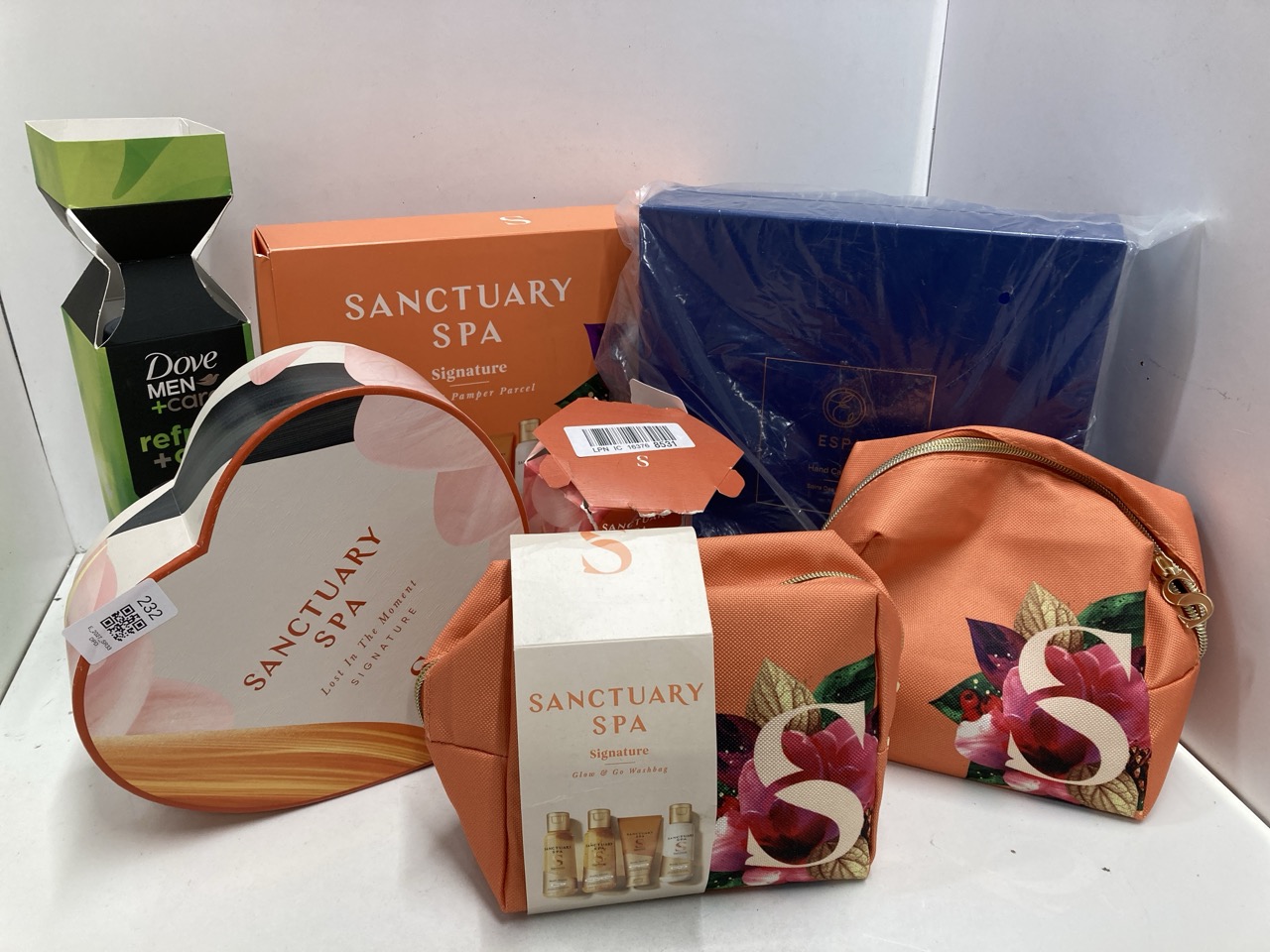 Lot 232  
            Edinburgh SR33 - Delivery Only 

                
QUANTITY OF HEALTH & BEAUTY ITEMS TO INCLUDE SANCTUARY SPA LOST IN THE MOMENT GIF...