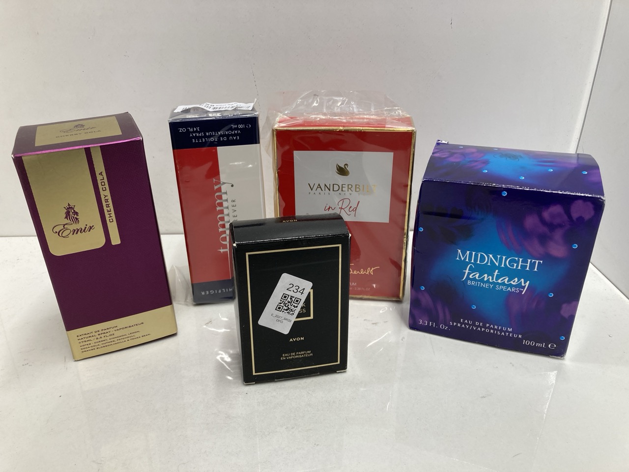 Lot 234  
            Edinburgh SR33 - Delivery Only 

                
QUANTITY OF HEALTH & BEAUTY ITEMS TO INCLUDE TOMMY HILFIGER - TOMMY FOREVER EAU D...