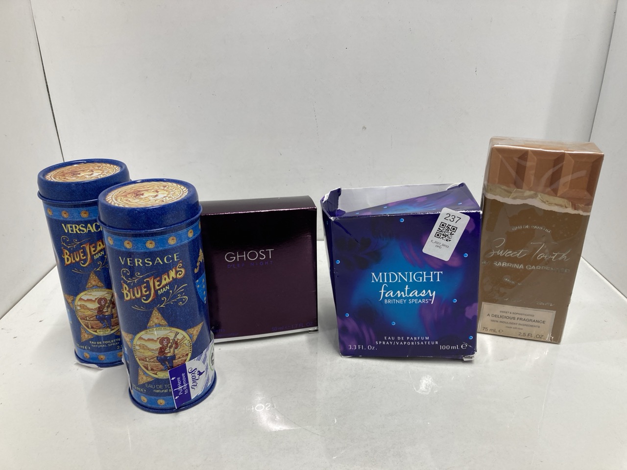 Lot 237  
            Edinburgh SR33 - Delivery Only 

                
QUANTITY OF HEALTH & BEAUTY ITEMS TO INCLUDE VERSACE BLUE JEANS MREE-590 MEN'S EA...
