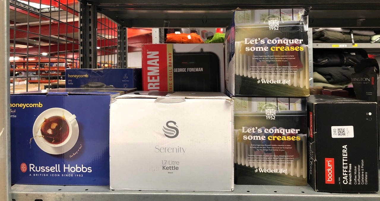 Lot 240  
            Edinburgh SR33 - Delivery Only 

                
QUANTITY OF KITCHEN & APPLIANCES ITEMS TO INCLUDE RUSSELL HOBBS STEAM IRON [3100W...