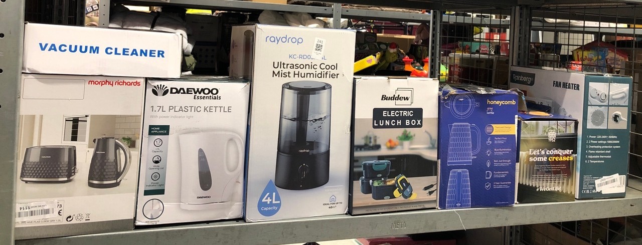 Lot 241  
            Edinburgh SR33 - Delivery Only 

                
QUANTITY OF KITCHEN & APPLIANCES ITEMS TO INCLUDE RUSSELL HOBBS STEAM IRON [3100W...