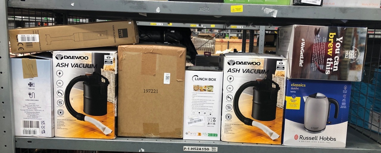 Lot 247  
            Edinburgh SR33 - Delivery Only 

                
QUANTITY OF KITCHEN & APPLIANCES ITEMS TO INCLUDE RUSSELL HOBBS GROOVE ELECTRIC 1...