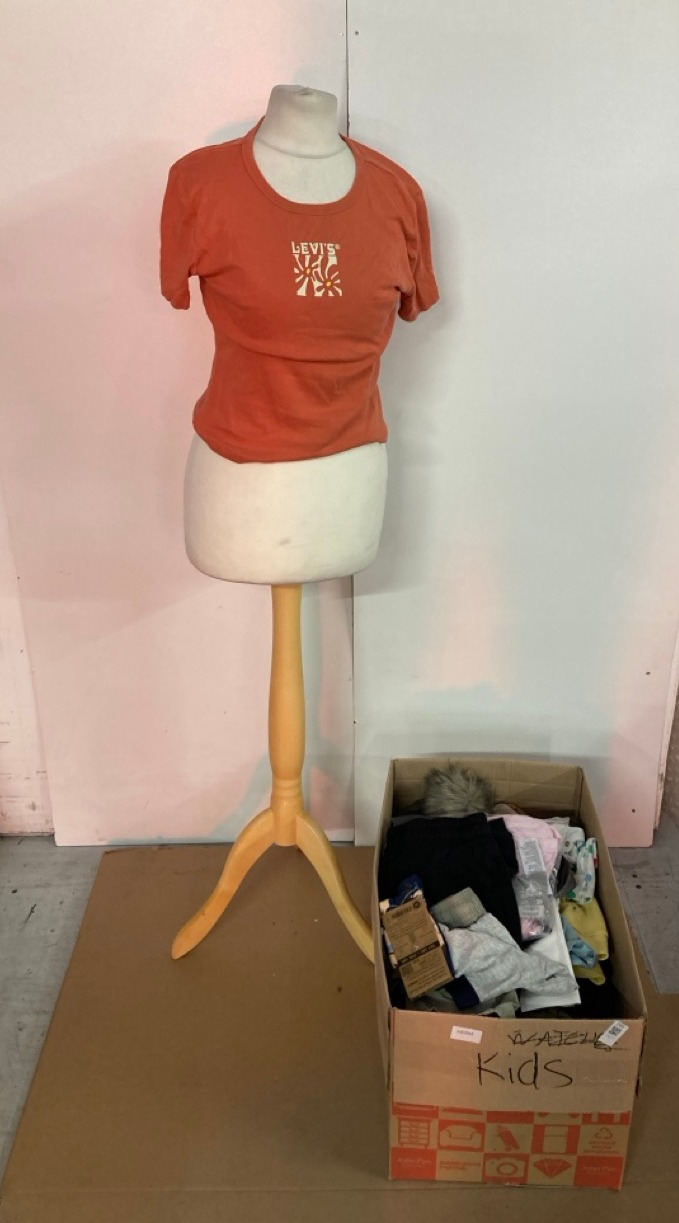 Lot 249  
            Edinburgh SR33 - Delivery Only 

                
QUANTITY OF CLOTHING & APPAREL ITEMS TO INCLUDE STAND 4 SOCKS : LOCATION - D