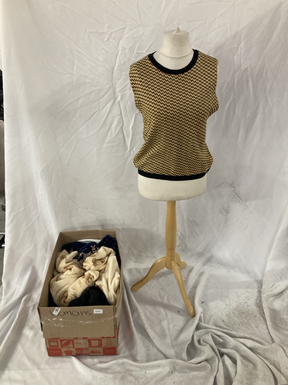 Lot 250  
            Edinburgh SR33 - Delivery Only 

                
QUANTITY OF CLOTHING & APPAREL ITEMS TO INCLUDE SLING BIKINI BOTTOM : LOCATION - D