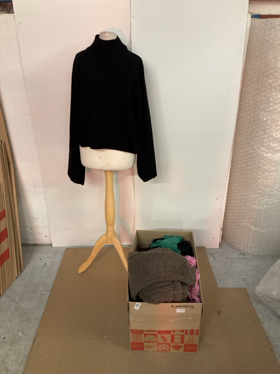 Lot 251  
            Edinburgh SR33 - Delivery Only 

                
QUANTITY OF CLOTHING & APPAREL ITEMS TO INCLUDE SWEATY BETTY POWER WORKOUT LEGGIN...