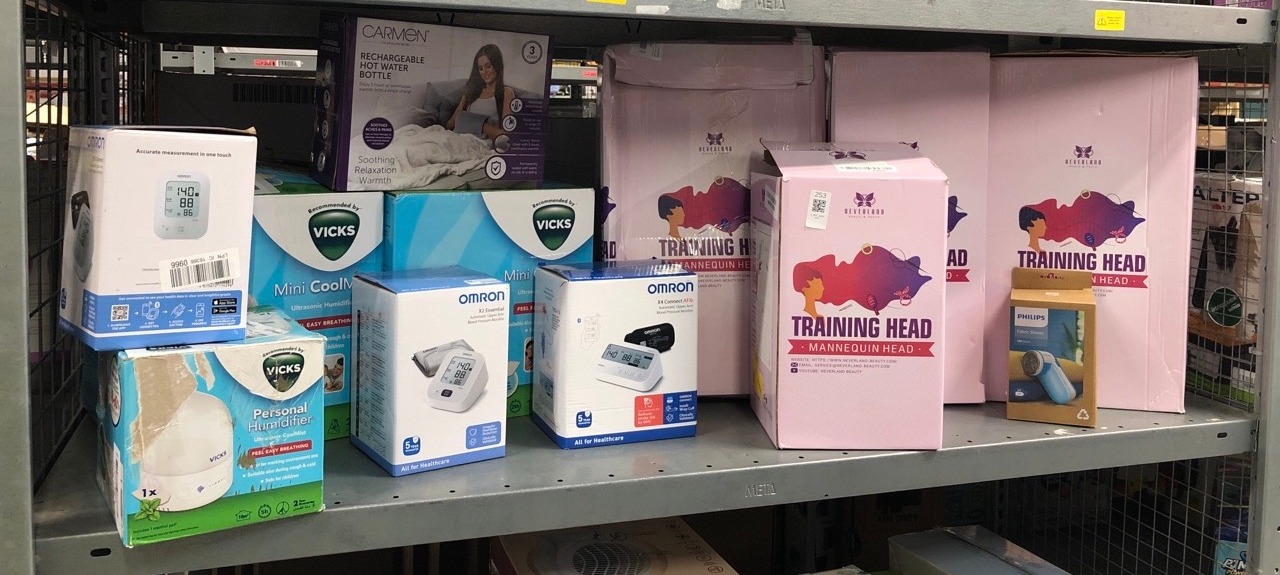 Lot 253  
            Edinburgh SR33 - Delivery Only 

                
QUANTITY OF HEALTH & BEAUTY ITEMS TO INCLUDE OMRON X2 ESSENTIAL, CLINICALLY VALID...