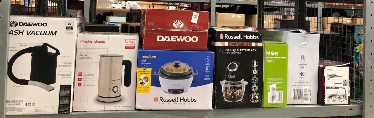 Lot 254  
            Edinburgh SR33 - Delivery Only 

                
QUANTITY OF KITCHEN & APPLIANCES ITEMS TO INCLUDE YASHE DOUBLE MINI WAFFLE MAKER,...