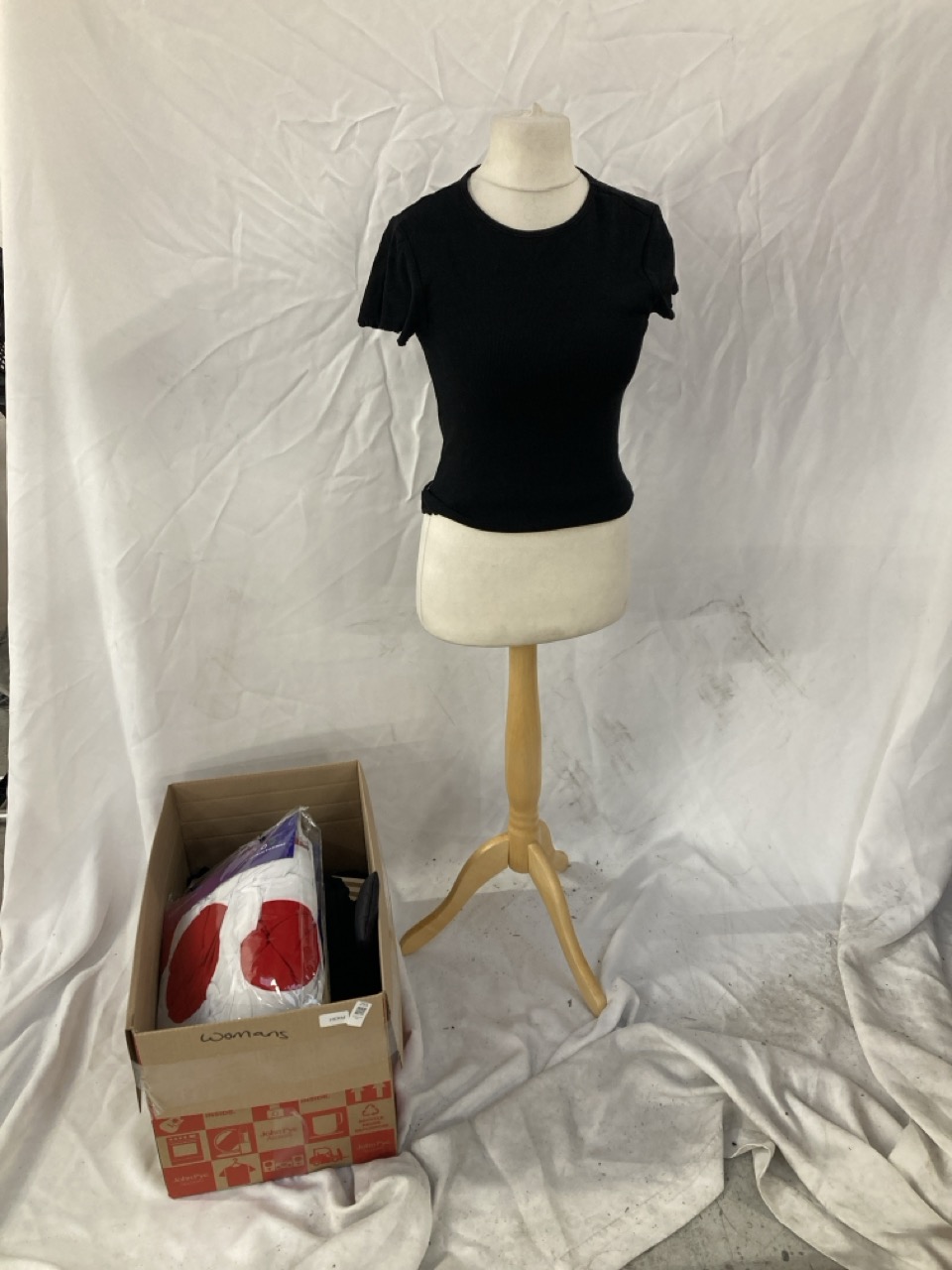 Lot 255  
            Edinburgh SR33 - Delivery Only 

                
QUANTITY OF CLOTHING & APPAREL ITEMS TO INCLUDE MJ PARTY MUSHROOM COSTUME : LOCAT...