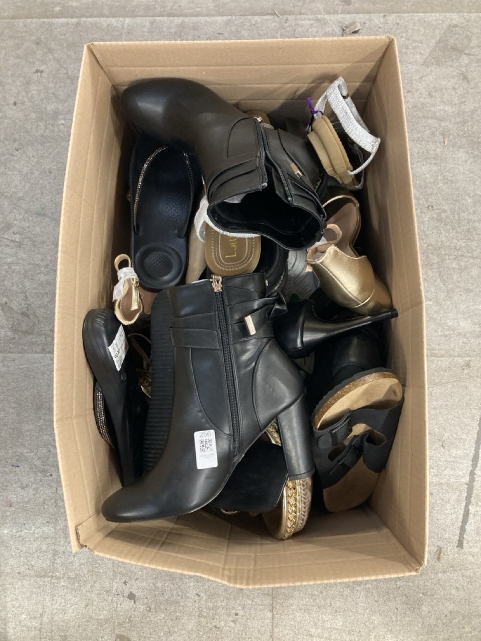 Lot 256  
            Edinburgh SR33 - Delivery Only 

                
QUANTITY OF CLOTHING & APPAREL ITEMS TO INCLUDE LOTUS SANDALS SIZE 8: LOCATION - D