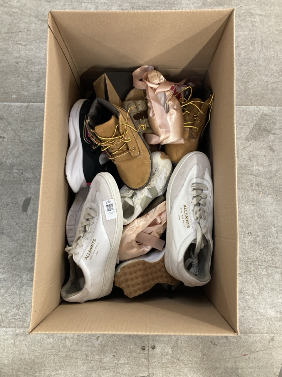 Lot 257  
            Edinburgh SR33 - Delivery Only 

                
QUANTITY OF CLOTHING & APPAREL ITEMS TO INCLUDE ALL SAINTS LONDON WHITE TRAINERS ...