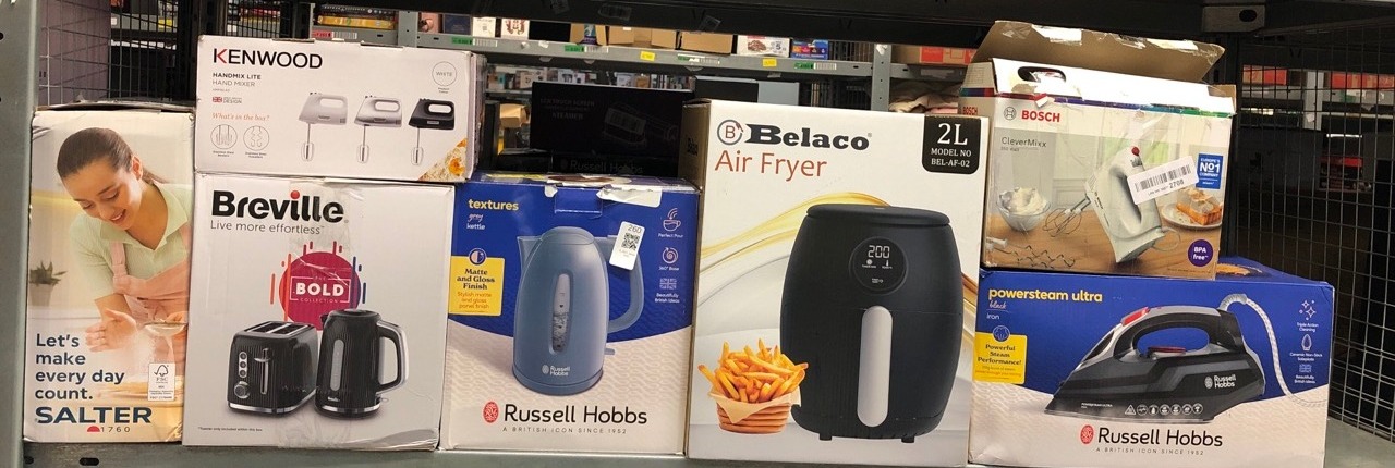 Lot 260  
            Edinburgh SR33 - Delivery Only 

                
QUANTITY OF KITCHEN & APPLIANCES ITEMS TO INCLUDE KENWOOD HAND MIXER,ELECTRIC WHI...