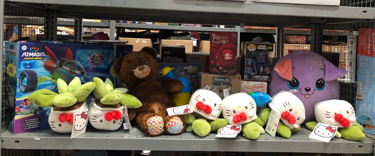 Lot 261  
            Edinburgh SR33 - Delivery Only 

                
QUANTITY OF TOYS & GAMES ITEMS TO INCLUDE HELLO KITTY PLANTS PLUSH, 20CM SOFT TOY...