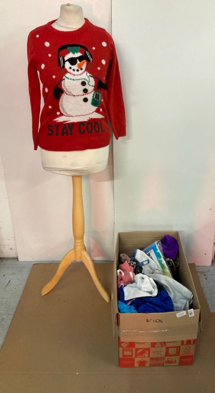 Lot 262  
            Edinburgh SR33 - Delivery Only 

                
QUANTITY OF CLOTHING & APPAREL ITEMS TO INCLUDE BARBOUR KIDS JACKET SIZE XL: LOCA...