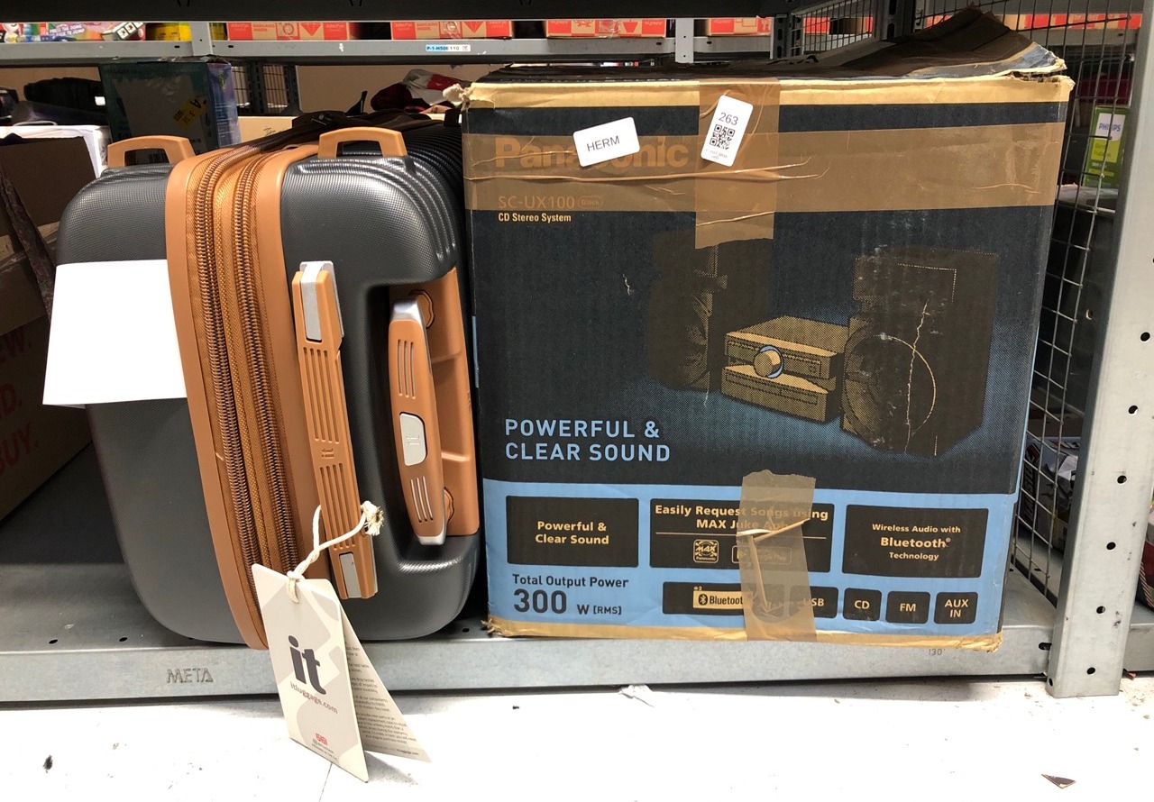 Lot 263  
            Edinburgh SR33 - Delivery Only 

                
PANASONIC POWERFUL & CLEAR SOUND SPEAKERS + IT LUGGAGE SUITCASE: LOCATION - D