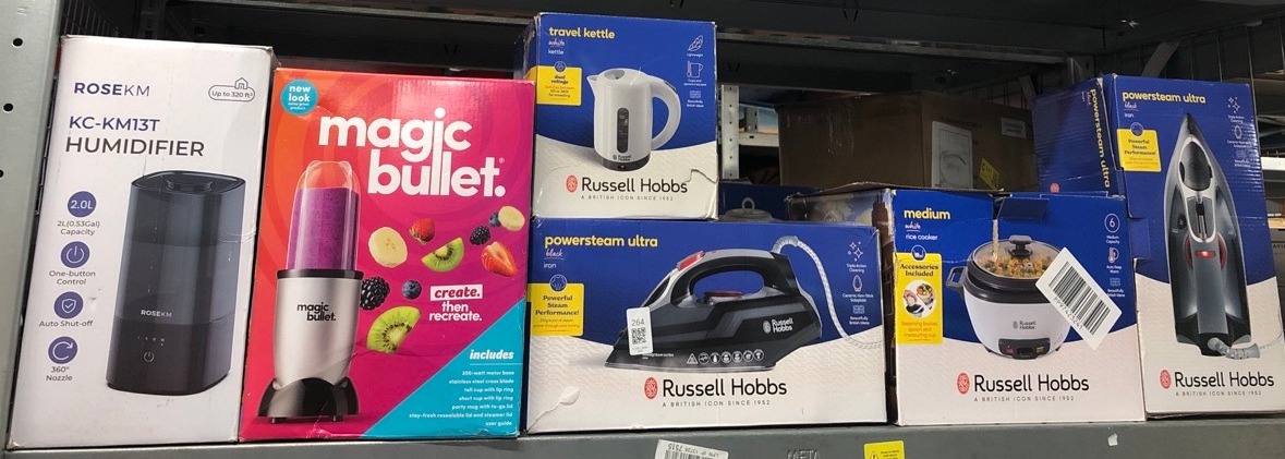 Lot 264  
            Edinburgh SR33 - Delivery Only 

                
QUANTITY OF KITCHEN & APPLIANCES ITEMS TO INCLUDE RUSSELL HOBBS ELECTRIC 0.85L TR...