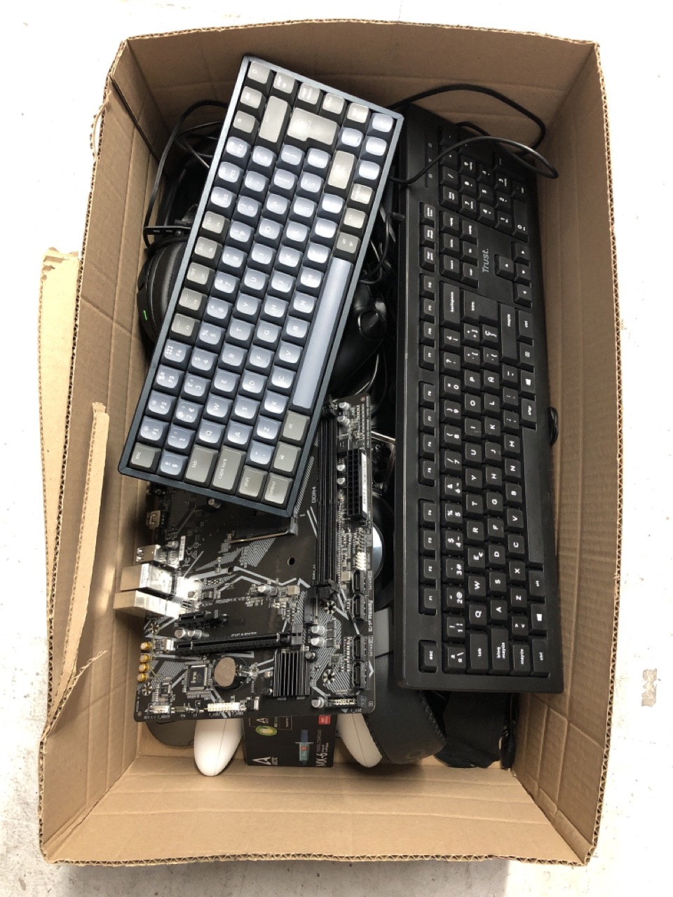 Lot 272  
            Edinburgh SR33 - Delivery Only 

                
QUANTITY OF TECH & GAMING ITEMS TO INCLUDE XBOX WIRELESS CONTROLLER: LOCATION - D