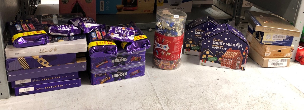 Lot 277  
            Edinburgh SR33 - Delivery Only 

                
QUANTITY OF FOOD & DRINK ITEMS TO INCLUDE CADBURY FESTIVE MINI SNOWBALLS CHOCOLAT...