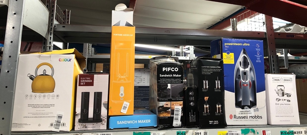 Lot 278  
            Edinburgh SR33 - Delivery Only 

                
QUANTITY OF KITCHEN & APPLIANCES ITEMS TO INCLUDE SWAN SK33020BLKN AUTOMATIC MILK...