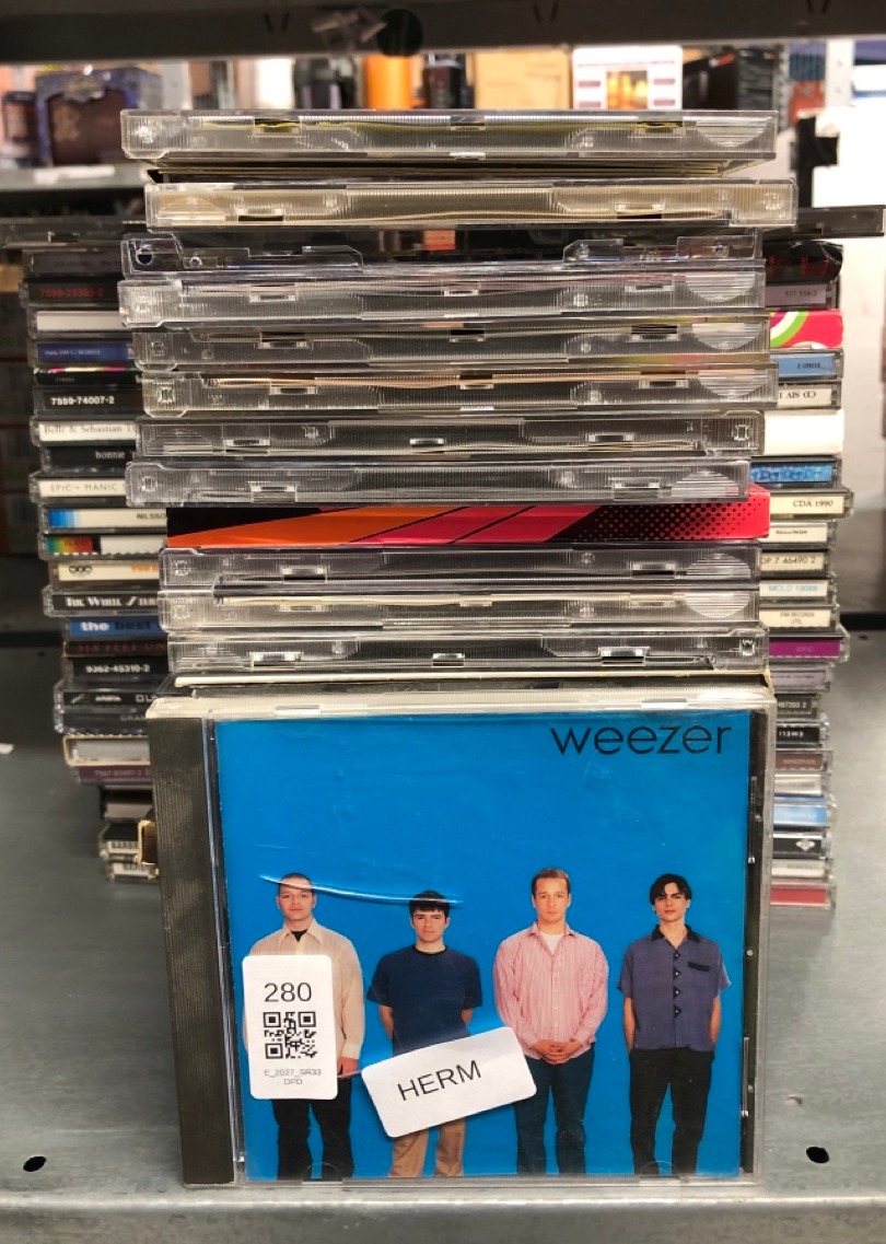 Lot 280  
            Edinburgh SR33 - Delivery Only 

                
QUANTITY OF TV & AUDIO ITEMS TO INCLUDE WEEZER (THE BLUE ALBUM): LOCATION - D