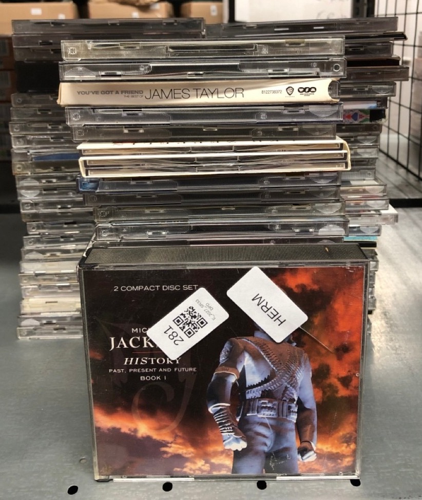 Lot 281  
            Edinburgh SR33 - Delivery Only 

                
QUANTITY OF TV & AUDIO ITEMS TO INCLUDE THE VERY BEST OF THE JACKSONS: LOCATION - D