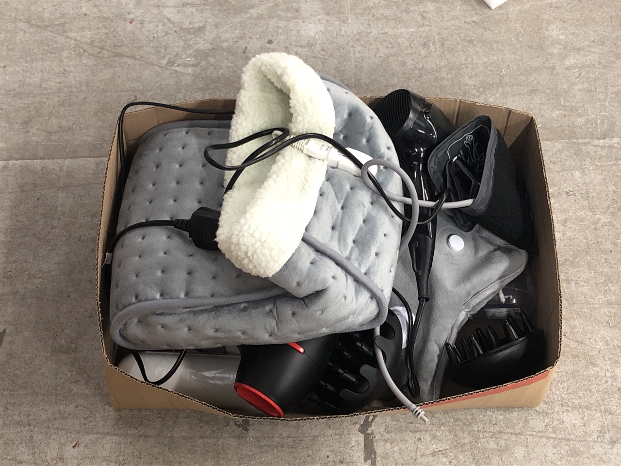 Lot 286  
            Edinburgh SR33 - Delivery Only 

                
QUANTITY OF HEALTH & BEAUTY ITEMS TO INCLUDE REVLON HAIR DRYER: LOCATION - D