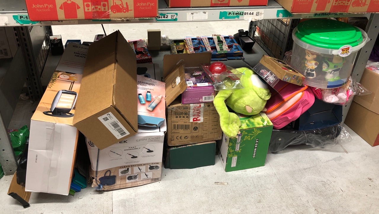 Lot 294  
            Edinburgh SR33 - Delivery Only 

                
QUANTITY OF TOYS & GAMES TO INCLUDE FUGGLER FUNNY UGLY MONSTERS: LOCATION - D