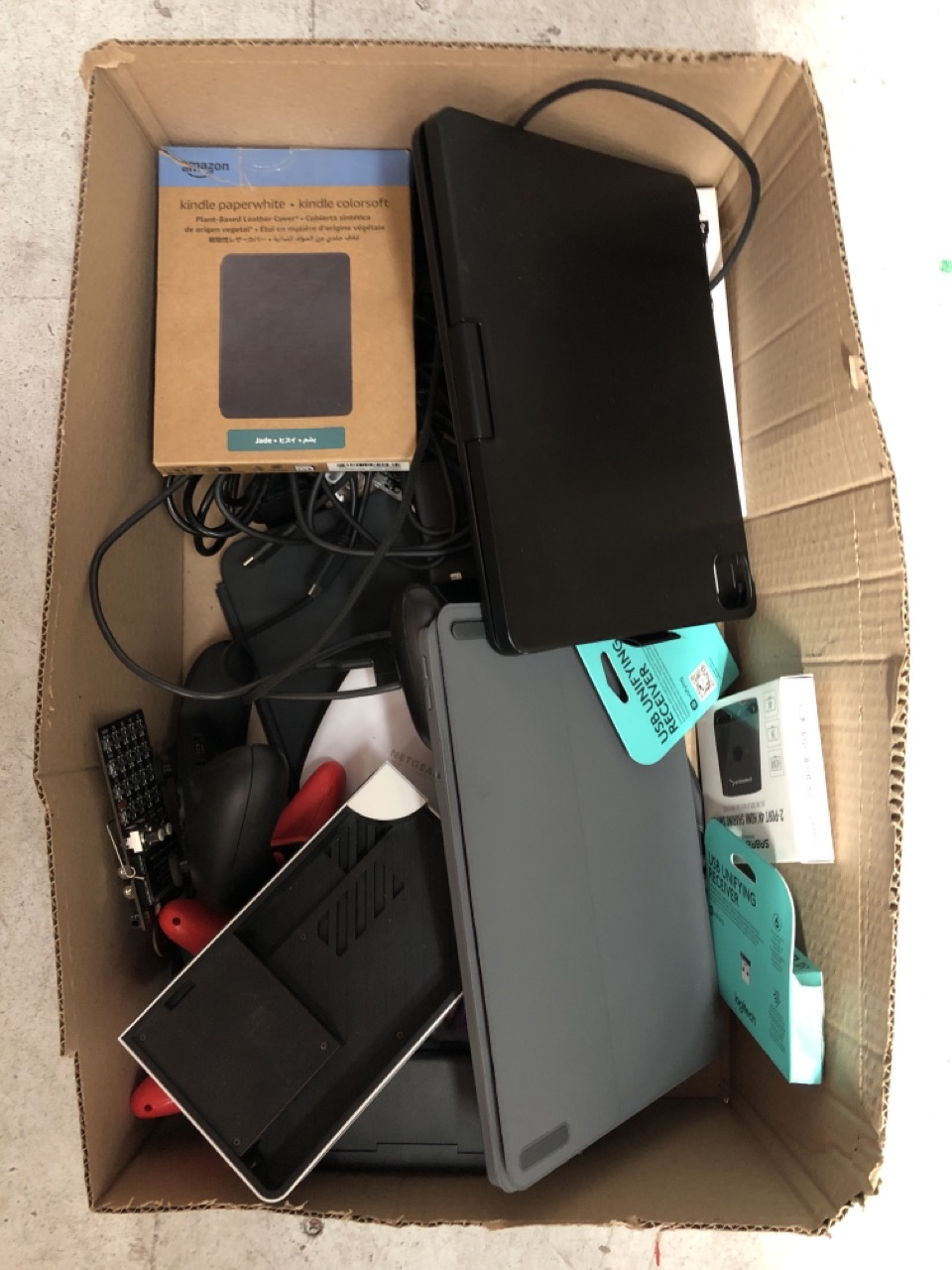 Lot 295  
            Edinburgh SR33 - Delivery Only 

                
QUANTITY OF TECH & GAMING ITEMS TO INCLUDE KINDLE PAPERWHITE AND KINDLE COLOURSOF...