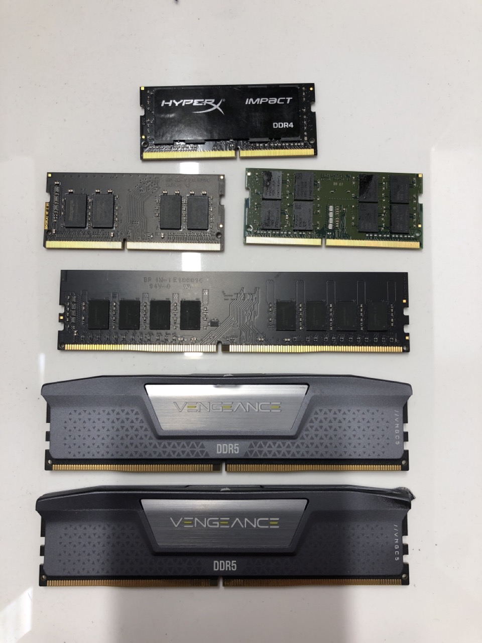 Lot 296  
            Edinburgh SR33 - Delivery Only 

                
QUANTITY OF TECH & GAMING ITEMS TO INCLUDE HYPER INTEL XMP CERTIFIED : LOCATION - D