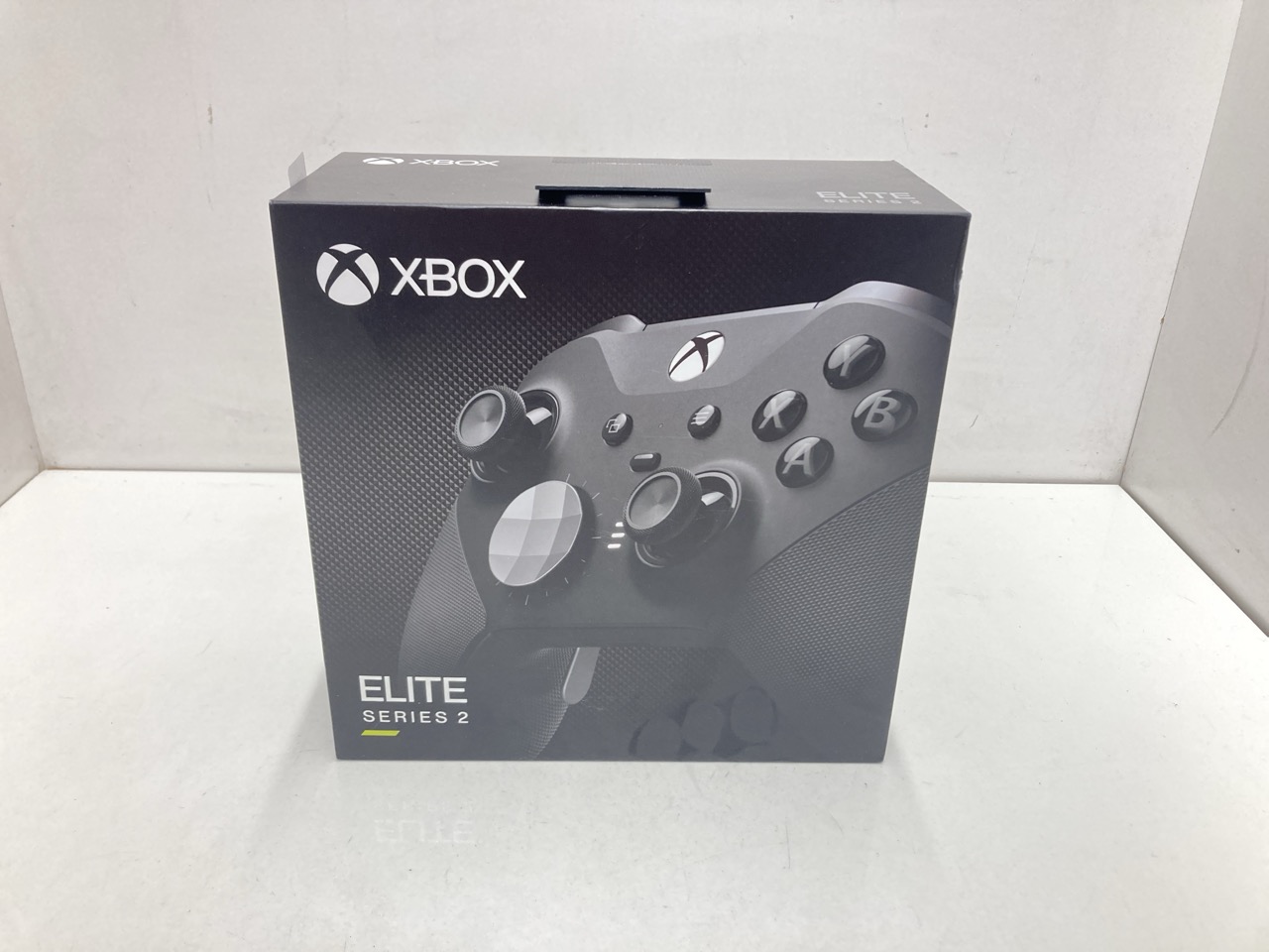 Lot 29  
            Edinburgh SR33 - Delivery Only 

                
XBOX ELITE WIRELESS CONTROLLER SERIES 2.: LOCATION - TOP 50 RACK