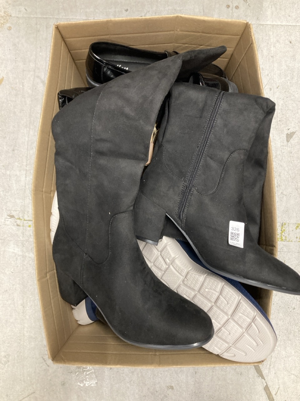 Lot 326  
            Edinburgh SR33 - Delivery Only 

                
QUANTITY OF CLOTHING & APPAREL ITEMS TO INCLUDE KEE HIGH BOOTS SIZE 9: LOCATION - E