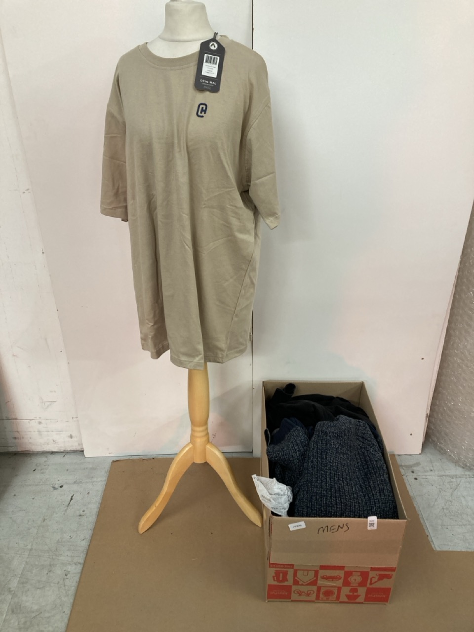 Lot 328  
            Edinburgh SR33 - Delivery Only 

                
QUANTITY OF CLOTHING & APPAREL ITEMS TO INCLUDE BLUE ORIGINAL CROSSHATCH JUMPER S...